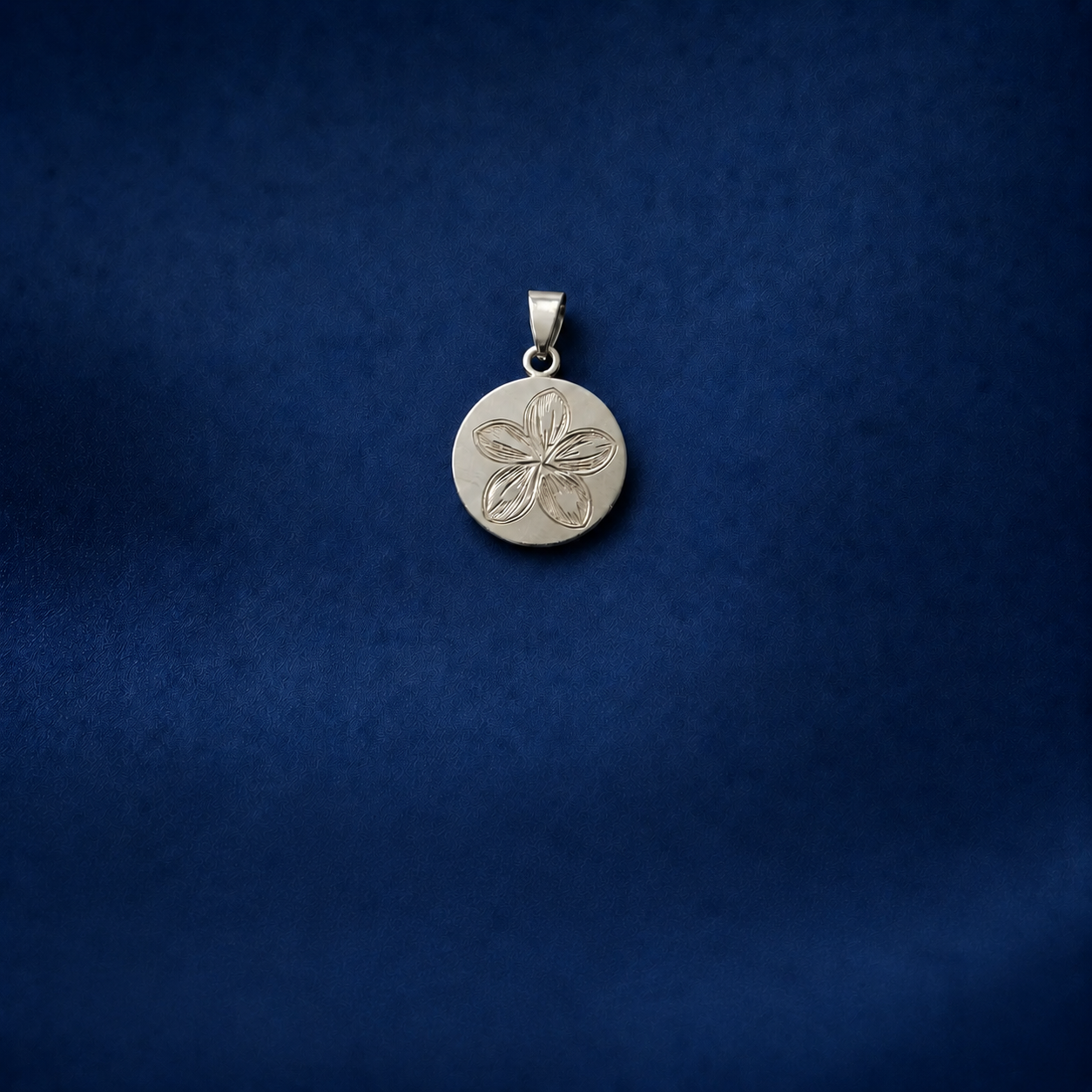 925 silver round flower pendant measuring 36 x 22 mm with an engraved five-petal floral design
