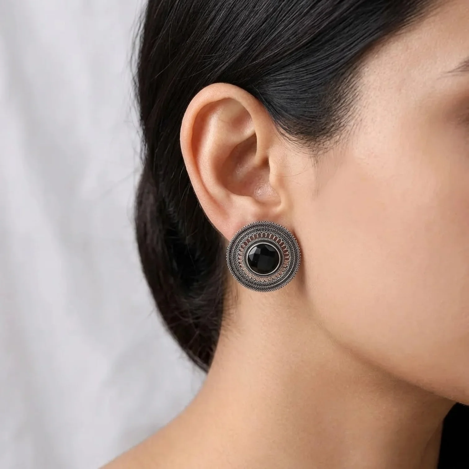 Black stone oxidised metal imitation stud earring 