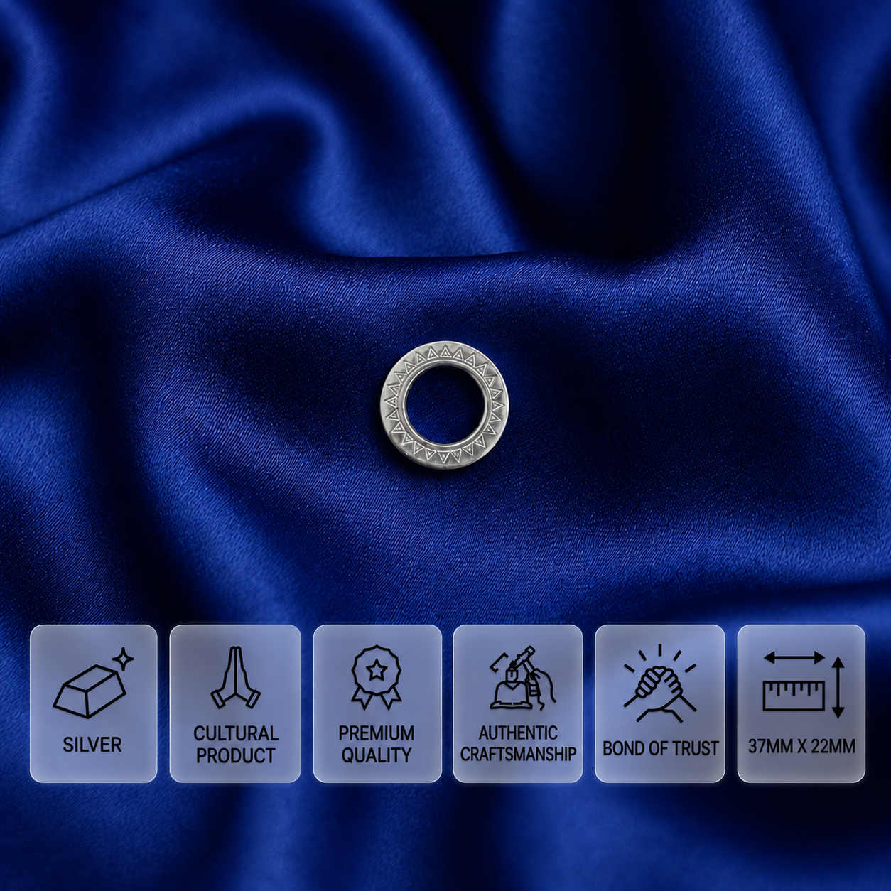 Silver circular ornament with an engraved triangular border on blue satin, with feature cards and 37 × 22 mm dimensions.